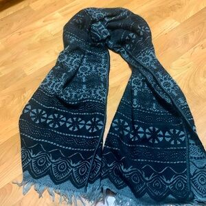 MeronA women’s scarf